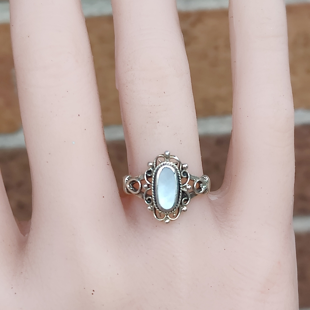Vintage Sterling Victorian Style Mother Of Pearl Ring - Picture 3 of 5